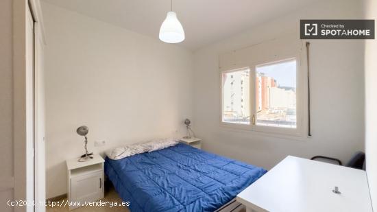 Se alquilan habitaciones en un apartamento de 3 dormitorios en Les Corts - BARCELONA