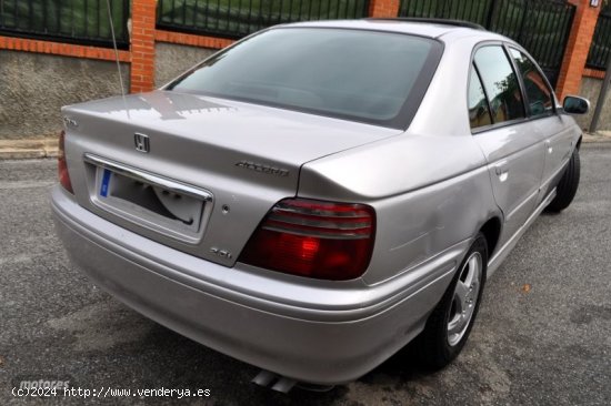 Honda Accord 2.0 I VTEC ELEGANCE-KLIMATIZADOR-TECHO CRISTAL-LLANTAS de 2001 con 160.000 Km por 5.30