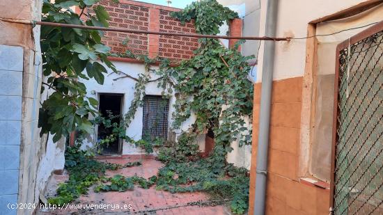 CASA CON PATIO Y TERRAZA - ALBACETE