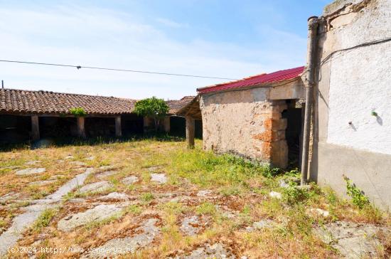 Urbis te ofrece una casa de pueblo con terreno en venta en Palacinos, Añover de Tormes, Salamanca. 