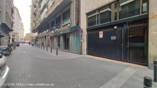 Plaza de garaje junto frente a la Iglesia de San Bartolomé - MURCIA