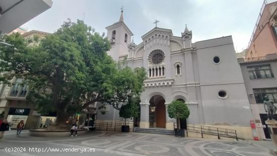 Plaza de garaje junto frente a la Iglesia de San Bartolomé - MURCIA