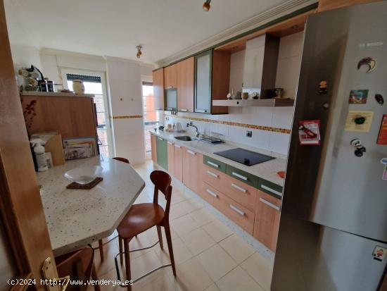 SE VENDE DÚPLEX SEMINUEVO, COCINA, SALÓN, ASEO, DOS HAB., BAÑO, ASCENSOR, PLAZA DE GARAJE. - LEON