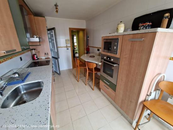 SE VENDE DÚPLEX SEMINUEVO, COCINA, SALÓN, ASEO, DOS HAB., BAÑO, ASCENSOR, PLAZA DE GARAJE. - LEON