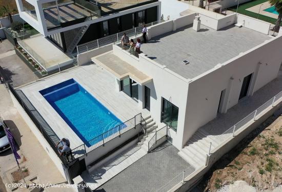 VILLAS DE OBRA NUEVA EN UN NIVEL EN POLOP!!! - ALICANTE