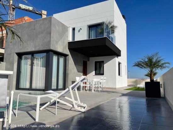 VILLA – CHALET INDEPENDIENTE con piscina privada en LOS ALTOS - TORREVIEJA - ALICANTE