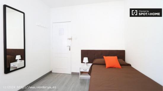 Habitación ordenada en un apartamento de 5 dormitorios, Madrid Rio - MADRID