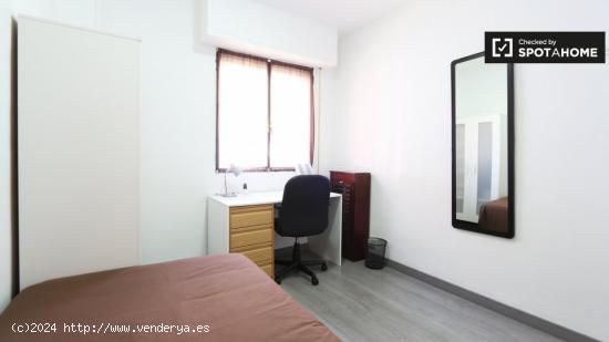 Habitación ordenada en un apartamento de 5 dormitorios, Madrid Rio - MADRID