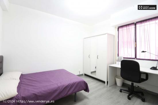  Habitación completamente amueblada en un apartamento de 5 dormitorios, Madrid Rio - MADRID 