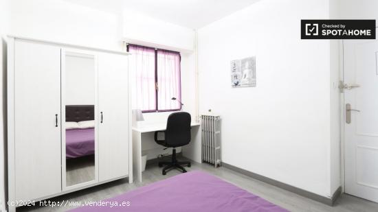 Habitación completamente amueblada en un apartamento de 5 dormitorios, Madrid Rio - MADRID