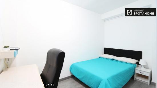 Habitación soleada en apartamento de 5 dormitorios, Madrid Rio - MADRID