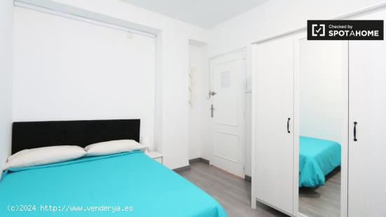 Habitación soleada en apartamento de 5 dormitorios, Madrid Rio - MADRID