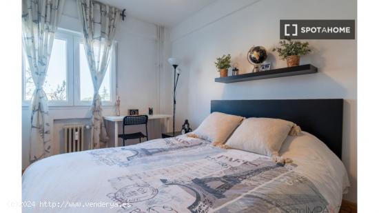 ¡Habitaciones en alquiler en un piso de 7 habitaciones en Madrid! - MADRID