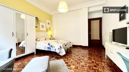 Amplia habitación con armario empotrado en un apartamento de 5 dormitorios, Uribarri - VIZCAYA