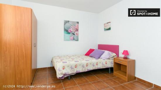 Cómoda habitación con escritorio en el apartamento de 3 dormitorios, San Ildefonso. - GRANADA