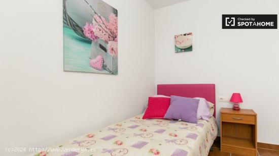 Cómoda habitación con escritorio en el apartamento de 3 dormitorios, San Ildefonso. - GRANADA