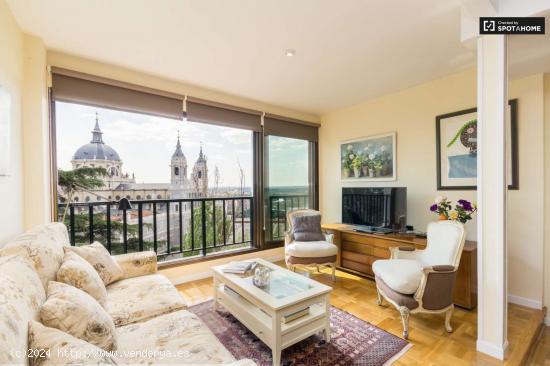  Elegante apartamento de 2 dormitorios con vistas impresionantes en Madrid centro de la ciudad - MADR 