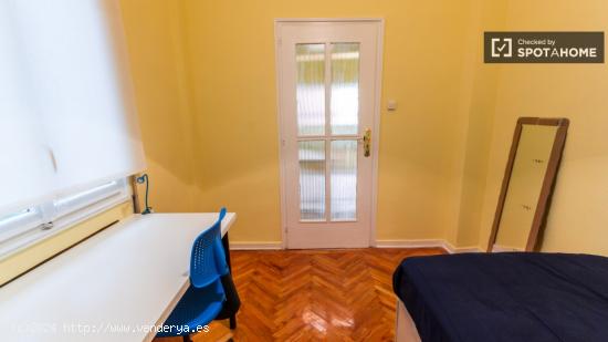 Habitación acogedora con escritorio en un apartamento de 5 dormitorios, Salamanca - MADRID