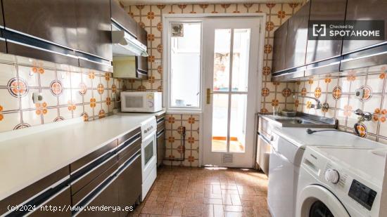 Habitación acogedora con escritorio en un apartamento de 5 dormitorios, Salamanca - MADRID