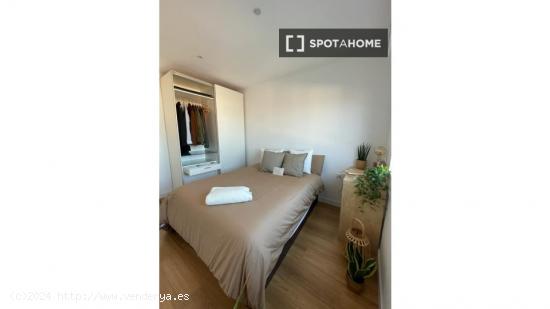 Se alquila habitación en apartamento de 3 dormitorios en Barcelona - BARCELONA