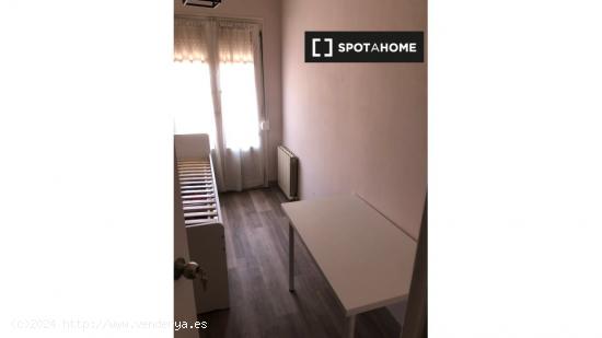 Se alquila habitación en piso de 4 dormitorios en Delicias, Zaragoza - ZARAGOZA