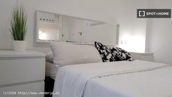 Se alquila habitación en apartamento de 3 dormitorios en Mislata, Valencia. - VALENCIA