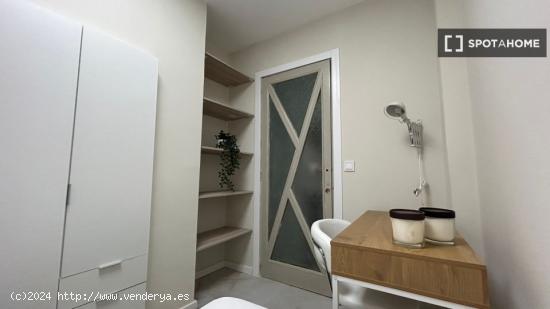 Se alquila habitación en apartamento de 6 dormitorios en Extramurs, Valencia - VALENCIA