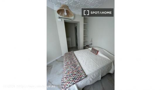 Se alquila habitación en apartamento de 6 dormitorios en Extramurs, Valencia - VALENCIA