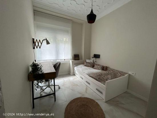  Se alquila habitación en apartamento de 6 dormitorios en Extramurs, Valencia - VALENCIA 
