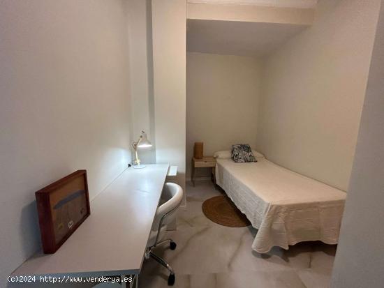 Se alquila habitación en apartamento de 6 dormitorios en Extramurs, Valencia - VALENCIA