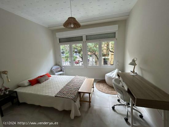  Se alquila habitación en apartamento de 6 dormitorios en Extramurs, Valencia - VALENCIA 