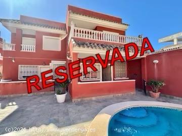  ESTUPENDA CASA EN REDOVÁN DE 260M2, SEMI-NUEVA CON PISCINA COMUNITARIA , ASCENSOR, GARAJE ¡VISITEL 