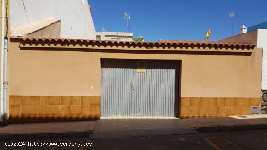 Casa pareada de 220 mt de parcela, 3 habitaciones, 2 baños uno de ellos dentro de la habitación, 4