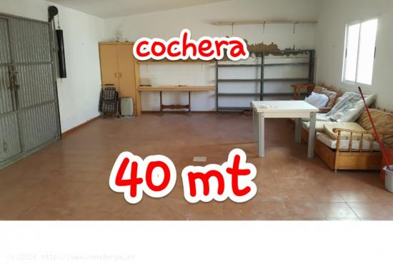 Casa pareada de 220 mt de parcela, 3 habitaciones, 2 baños uno de ellos dentro de la habitación, 4