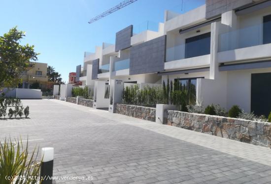  Bungalows de nueva construcción en la zona de, Los Balcones - ALICANTE 