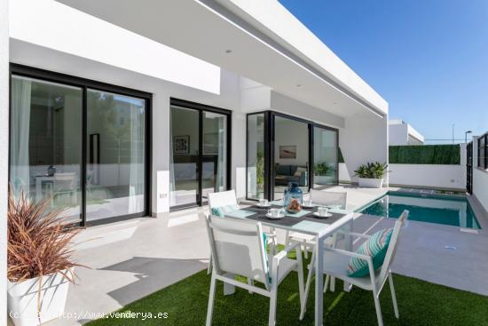 Villas de diseño moderno con piscina y gran solarium, zona Pilar de la Horadada ( Campoverde) - ALI