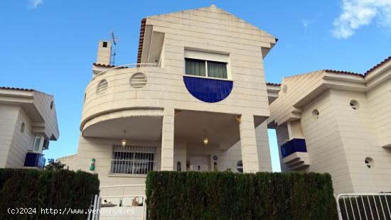 Chalet independiente con 5 dormitorios en La Nucia. - ALICANTE