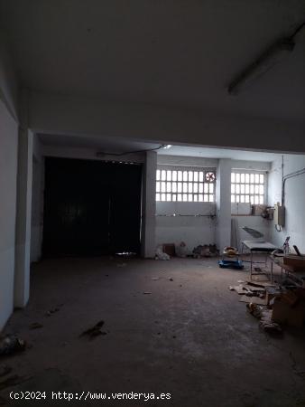 SE VENDE LOCAL COMERCIAL JUNTO CON ENTREPLANTA - LEON