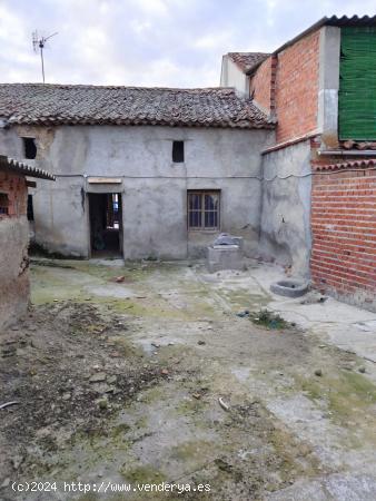 CASA CON PATIO Y GARAJE, PARA REHABILITAR, EN ADANERO - AVILA