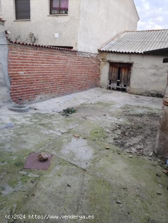 CASA CON PATIO Y GARAJE, PARA REHABILITAR, EN ADANERO - AVILA