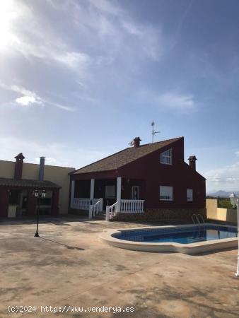 ¡Chalet de Ensueño con Jardín, Piscina y Vistas Despejadas en Callosa de Segura! - ALICANTE