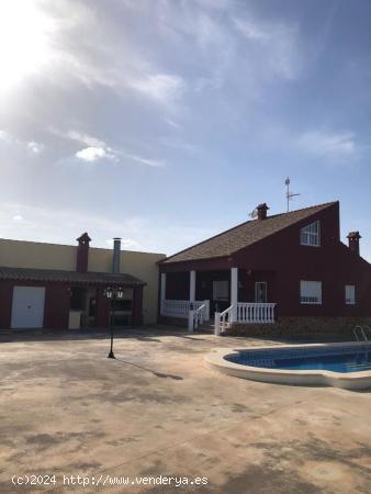 ¡Chalet de Ensueño con Jardín, Piscina y Vistas Despejadas en Callosa de Segura! - ALICANTE