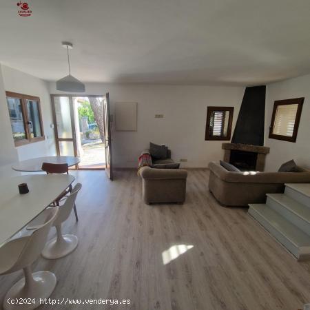 Chalet de 240m2 con 3 dormitorios y 2 baños con amplio jardín de 1.000m2 y piscina independiente -