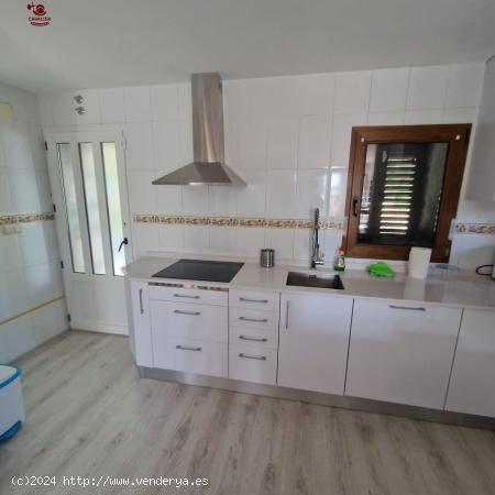 Chalet de 240m2 con 3 dormitorios y 2 baños con amplio jardín de 1.000m2 y piscina independiente -