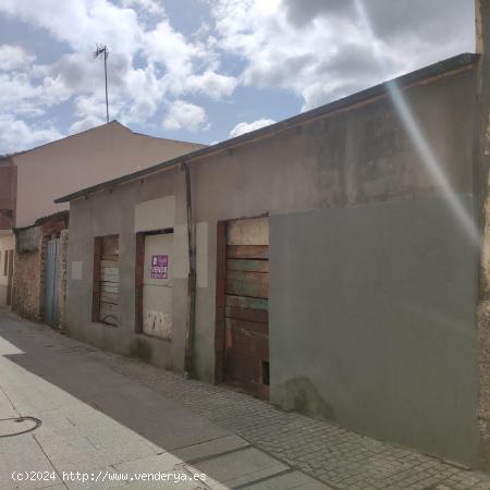 SE VENDE SOLAR A DOS CALLES  EN CASCO ANTIGUO CON PROYECTO DE VIVIENDA Y LICENCIA DE OBRA - LEON