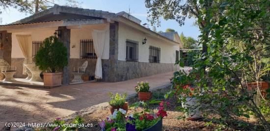 Hermoso chalet en una amplia parcela llana de 1000m² - GUADALAJARA