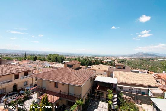 Compuesta por 3 plantas y una ultima con terraza solárium. Situada en una zona centrica - GRANADA