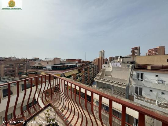 ATICO EN BENIDORM CON 4 HABITACIONES Y 2 BAÑOS, GRAN TERRAZA ! - ALICANTE