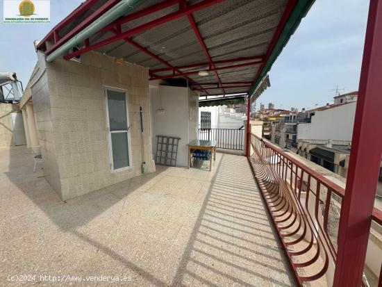 ATICO EN BENIDORM CON 4 HABITACIONES Y 2 BAÑOS, GRAN TERRAZA ! - ALICANTE