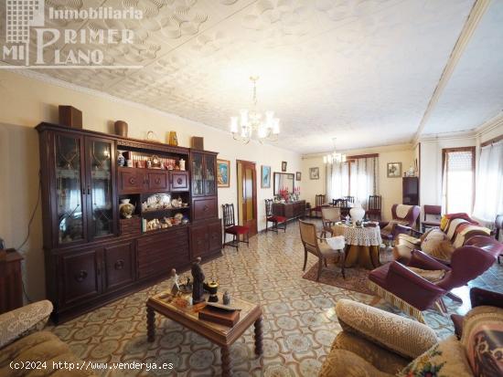 Vivienda en esquina junto a c/Cervantes y Alfonso XII, de 302 m2 de 6 dorm, 2 baños, garaje y patio